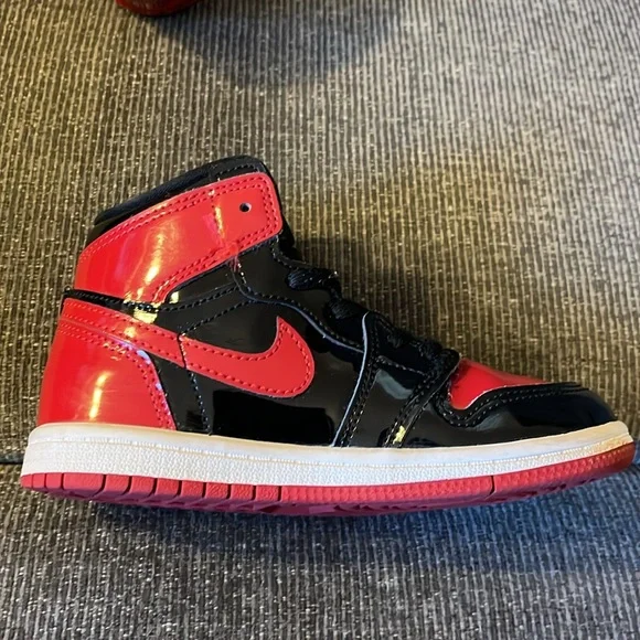 Nike Jordan1 Retro High OG black/ varsity red / white sneakers 10C pre owned